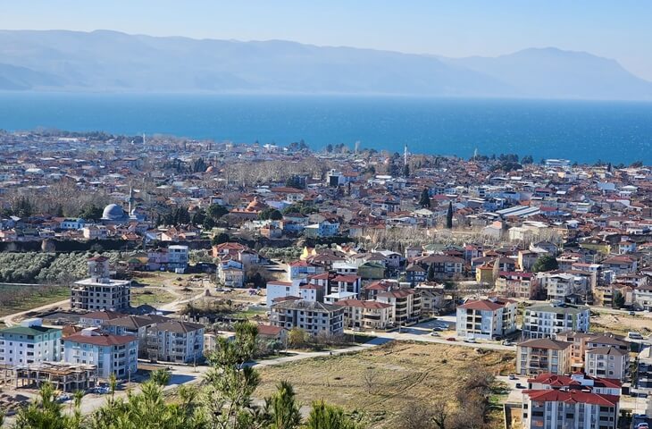 İznik, Cittaslow şehri. Tarihi surları, çini sanatı ve kültürel mirasıyla ünlü.